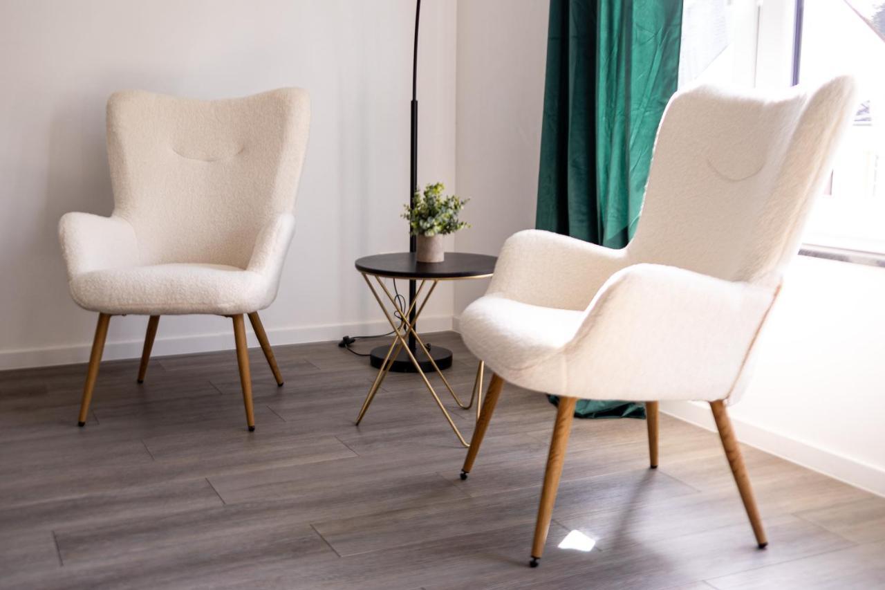 Design Apartment Zentral Fuer 6 In Andernach: Ausblick, Wifi, Kueche Luaran gambar